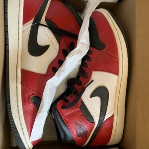 Mid Jordan 1s Chicago black toe